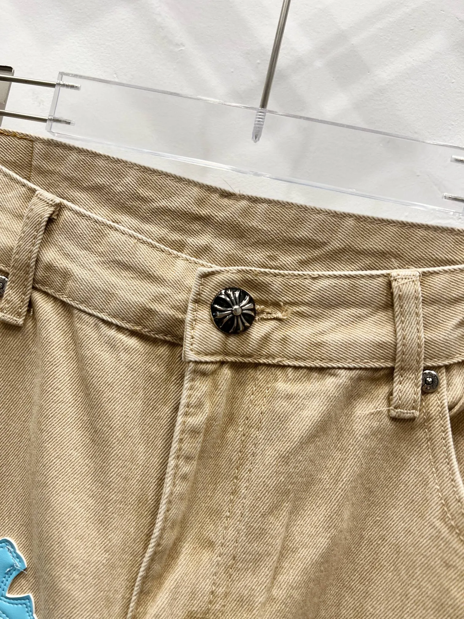 P240 style number: (W003) ChromeHearts & Khaki leather cross-leather straight-leg jeans, ceiling-level jeans, a pair is hard to find at the counter‼ ️About Zangyin✅This is an extremely luxurious fashion brand that can also be called the aristocracy of the high street. It has always been an exclusive brand for some hipsters or rich second generations. The color of this model is already very eye-catching by using a unique washed material. It is decorated with pink patch cross flowers, which cleverly highlights the charm of the brand. Secondly, this model adopts a classic high-waist cut design, which highlights the long legs and fashionable temperament of the upper body. The brand is highly recognizable and the slim-fitting configuration is more suitable for daily wear. The personality will be fashionable and the specifications can be seen at a glance. Materials and technology ✅ Needless to say, this point goes without saying. As an excellent craftsman brand, Zangyin's requirements for details and craftsmanship are really perfect. The washed color of this model has gone through a lot of processes, not to mention the embellishment of the denim appliqués. It is also purely handmade and sewn. Just like what they believe in, only handmade things have soul and have the meaning of wearing. A top-notch heavy-duty fashionable denim item, recommended by both hands‼ ️ Size: 28, 30, 32, 34 Color: Khaki